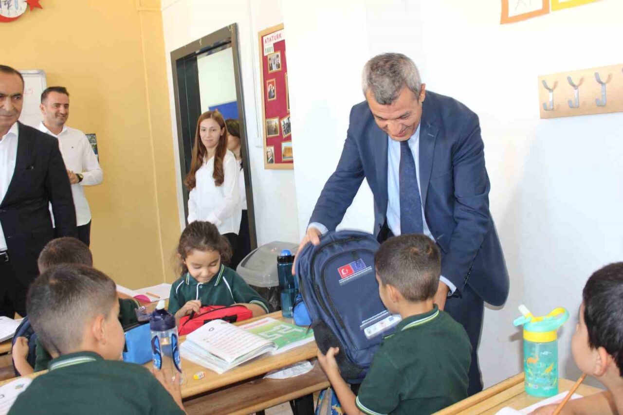 Malatya’da kırsalda eğitim gören öğrencilere çanta ve kırtasiye malzemeleri dağıtıldı.