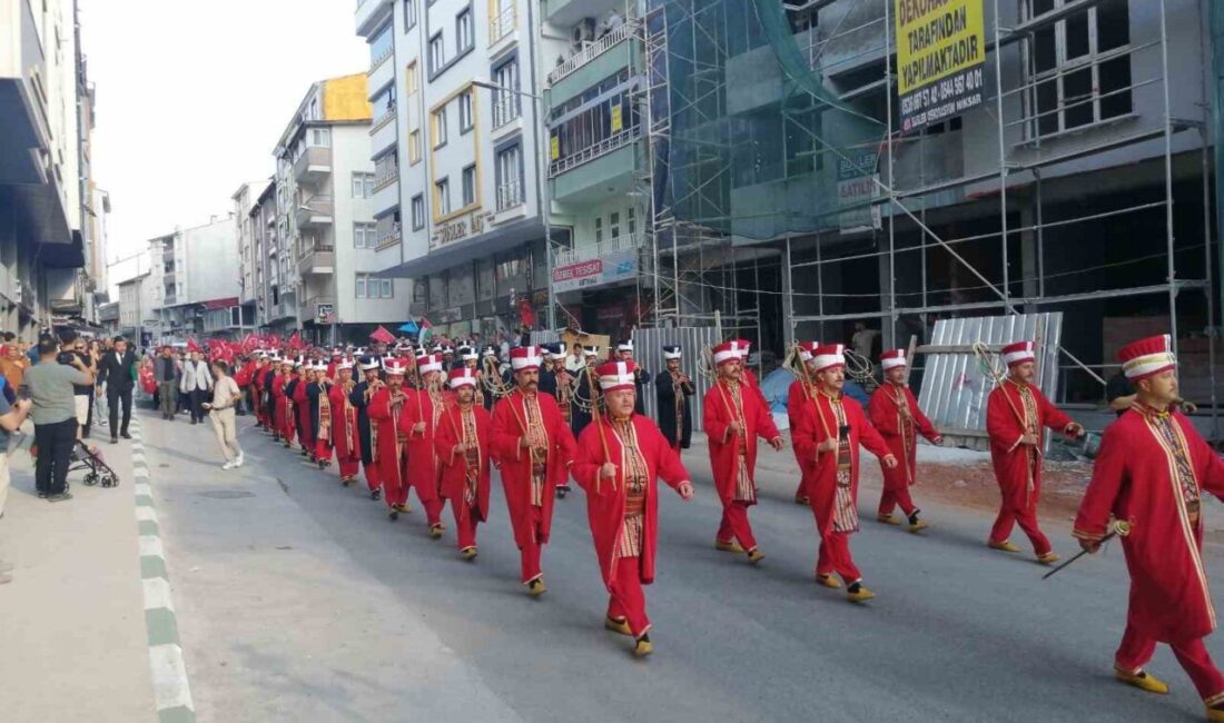 Tokat’ın fethinin 950 yılı dolayısıyla Niksar’da düzenlenen kortej yürüyüşünde mehteran