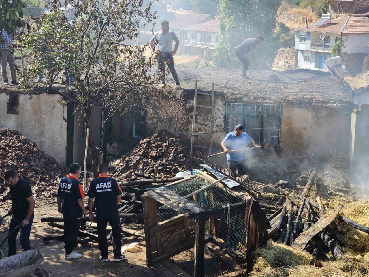 Tokat’ın Zile ilçesinde çıkan yangında bir ev ve samanlık tamamen