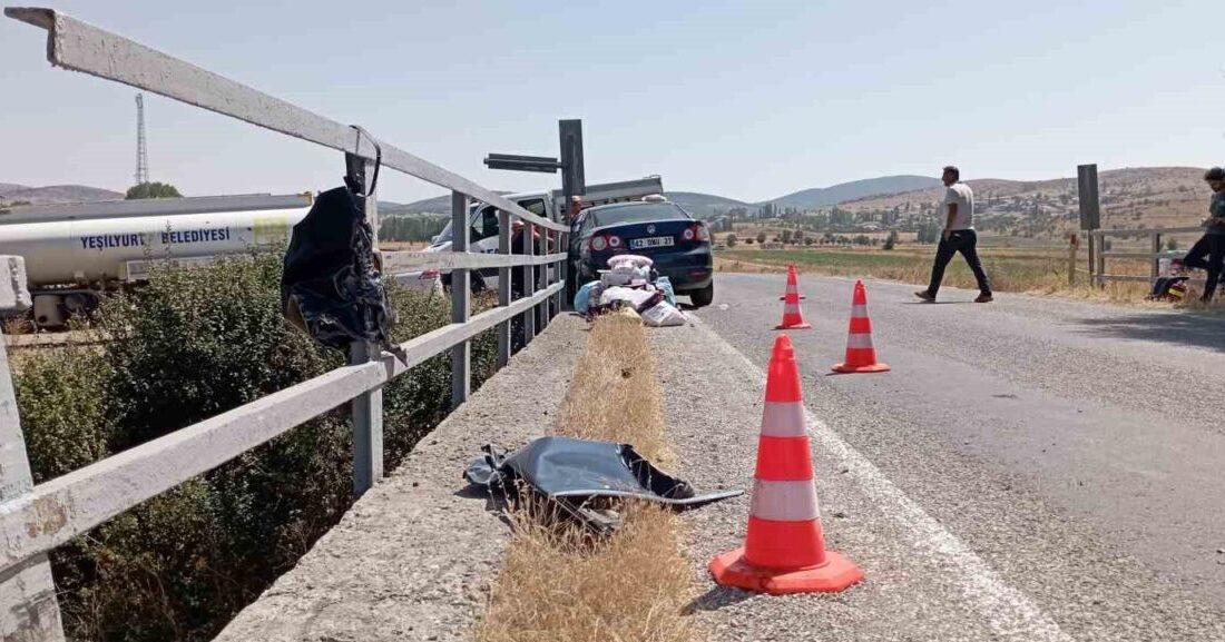 Tokat’ın Yeşilyurt ilçesinde bariyerlere çarpan otomobilin sürücüsü öldü, 2 kişi