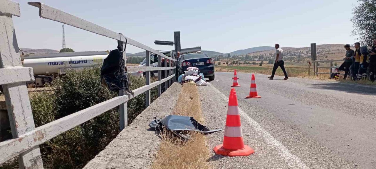 Tokat’ın Yeşilyurt ilçesinde bariyerlere çarpan otomobilin sürücüsü öldü, 2 kişi