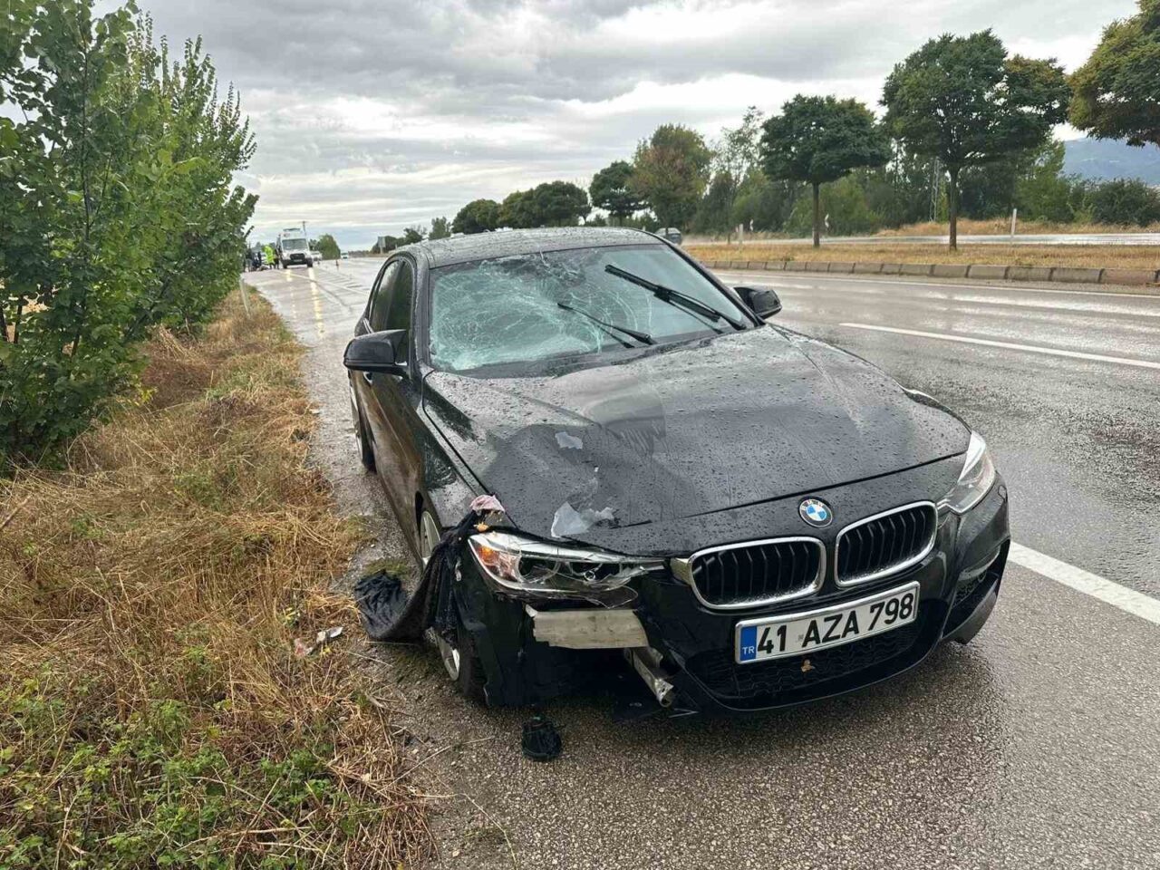 Tokat’ın Niksar ilçesinde yolun karşısına geçmeye çalışan yaşlı kadın otomobilin