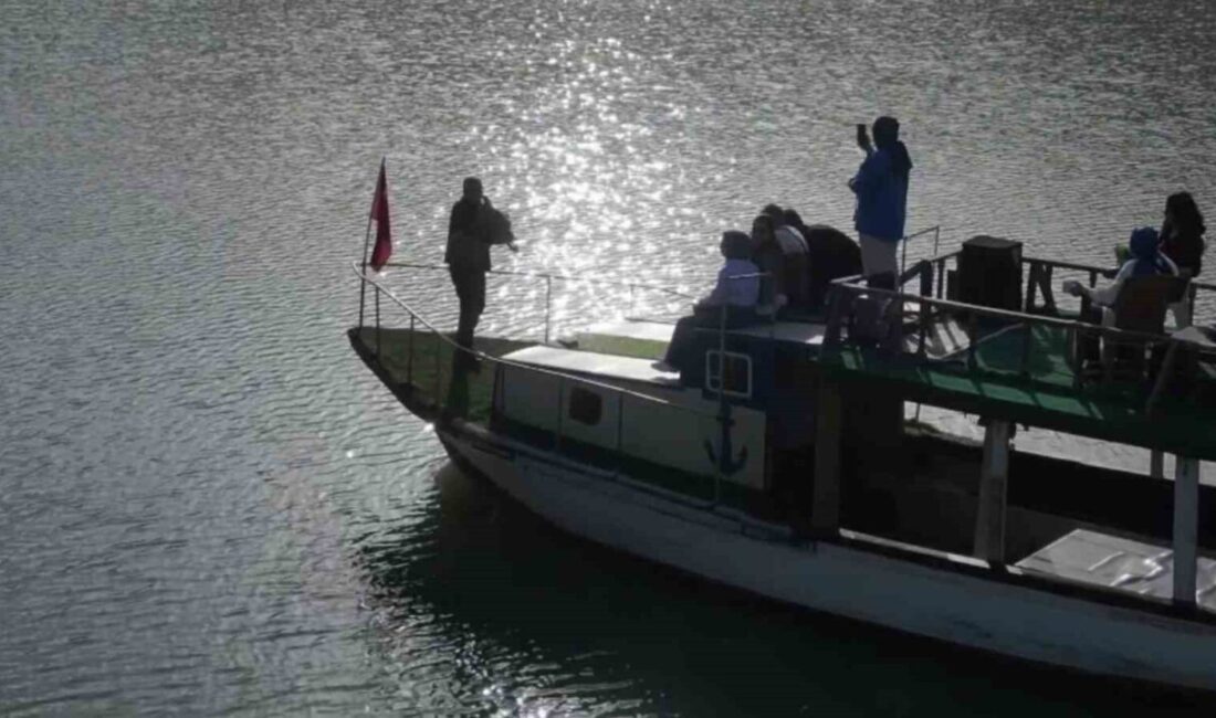 Erzurum’un Uzundere ilçesindeki Tortum Gölü’ne geziye gelen vatandaşlar, göl üzerinde