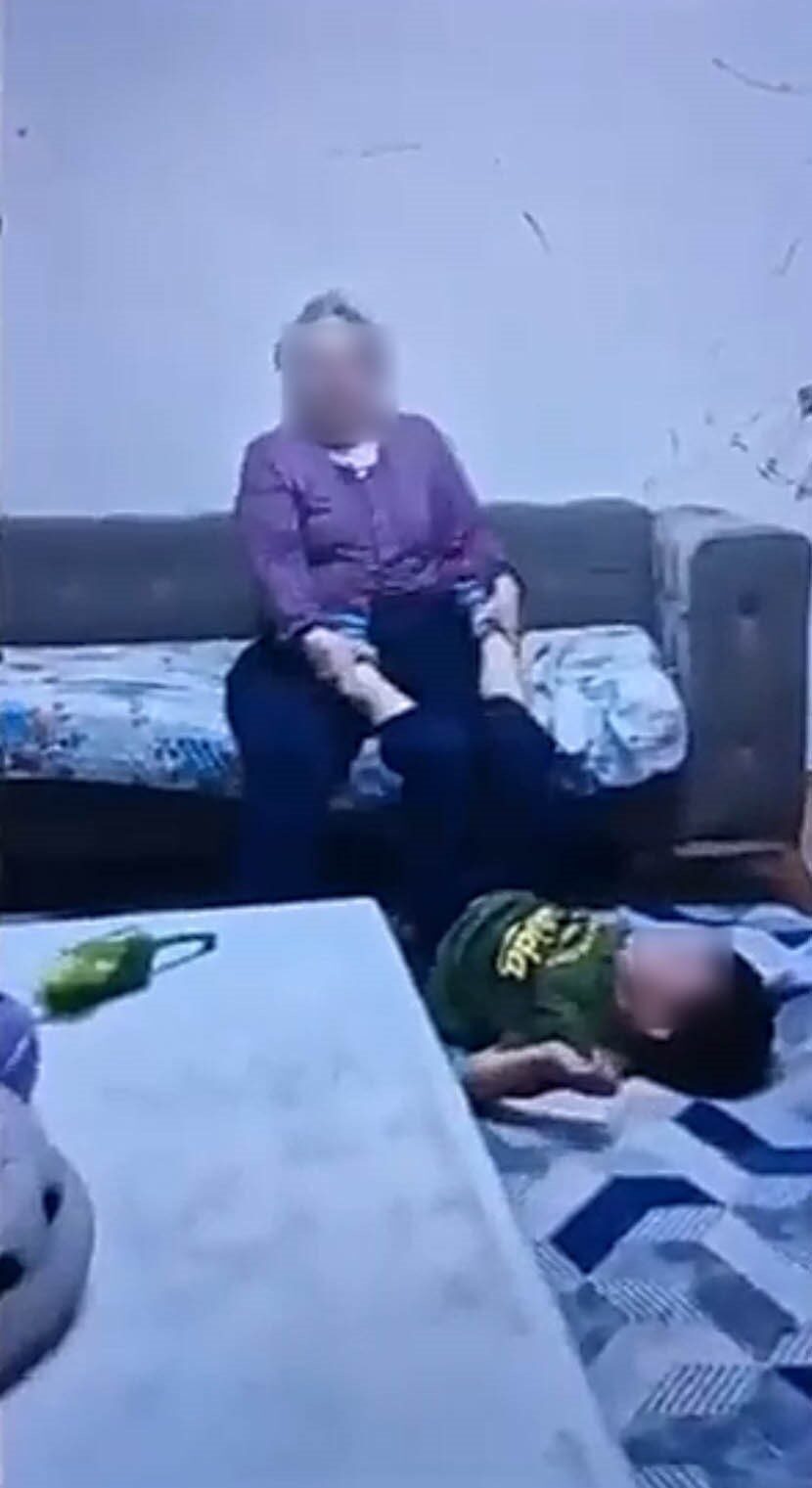 İzmir’in Konak ilçesinde torununu darbeden bir babaannenin görüntüleri, sosyal medyaya