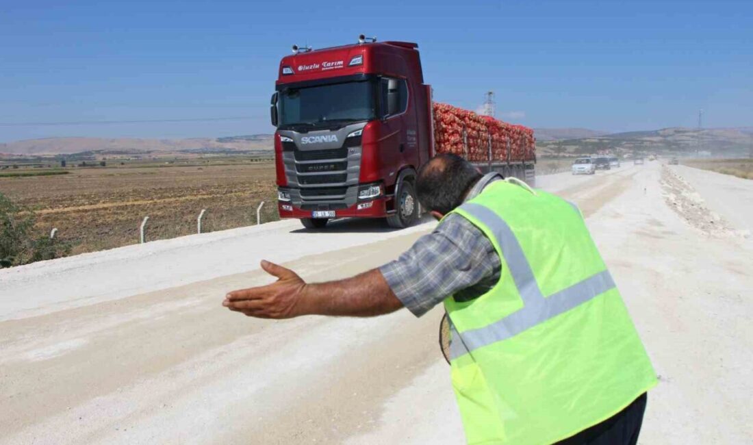Amasya’da yapım çalışmasının sürdüğü karayolunda çalışan bir işçi, tozlu yolda
