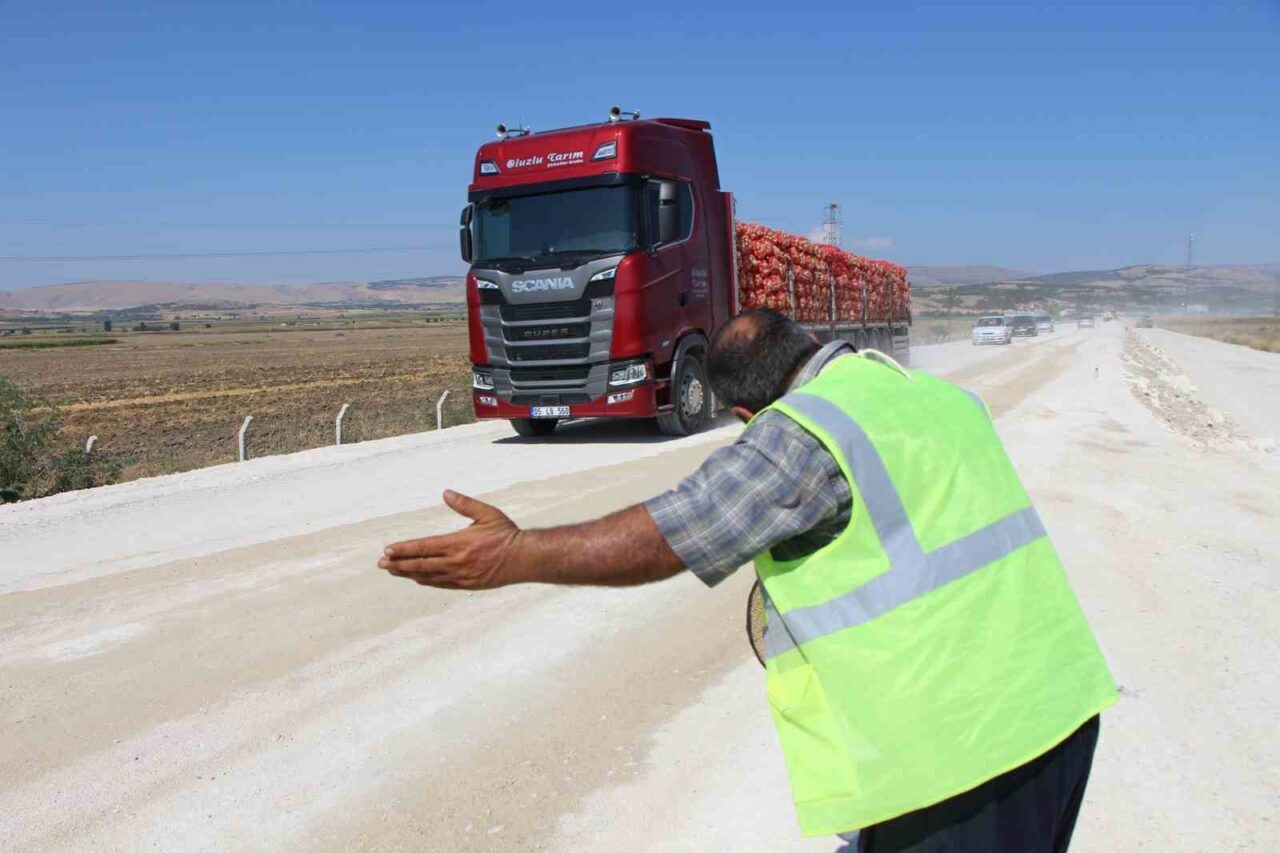 Amasya’da yapım çalışmasının sürdüğü karayolunda çalışan bir işçi, tozlu yolda