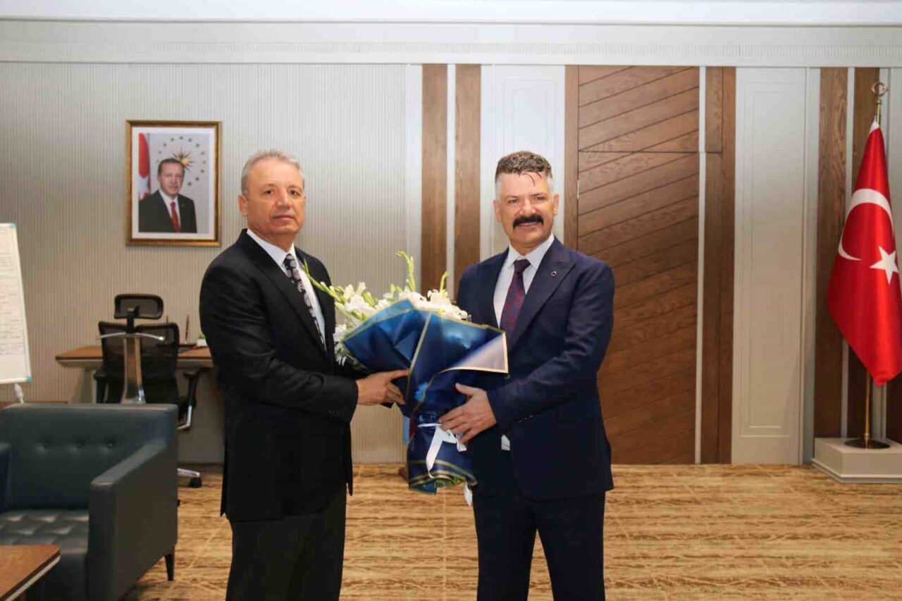 Trabzon İl Emniyet Müdürlüğü’nde düzenlenen törenle Murat Esertürk görevini Emniyet