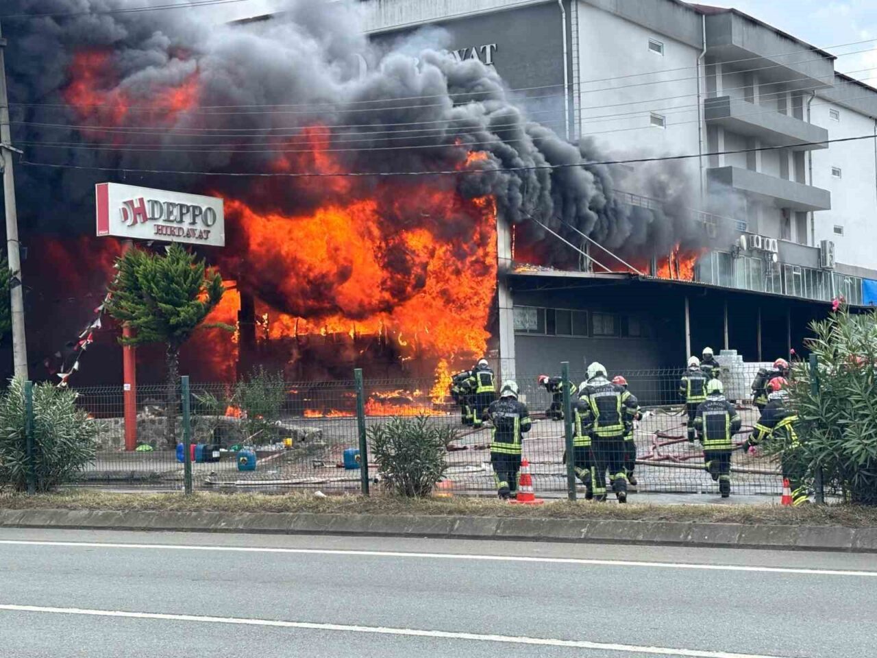 Trabzon’un Akçaabat ilçesinin Darıca mahallesinde ’Deppo’ isimli alışveriş merkezinde yangın