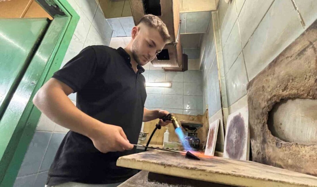 Trabzon’da yaşayan 16 yaşındaki Metehan Arslan, geleneksel el sanatlarından hasır