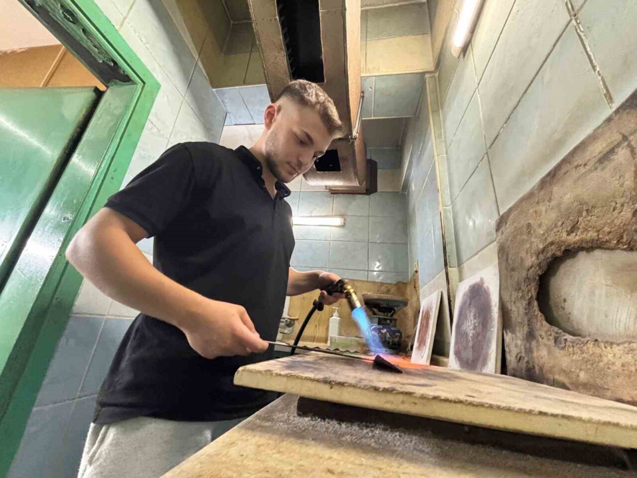 Trabzon’da yaşayan 16 yaşındaki Metehan Arslan, geleneksel el sanatlarından hasır