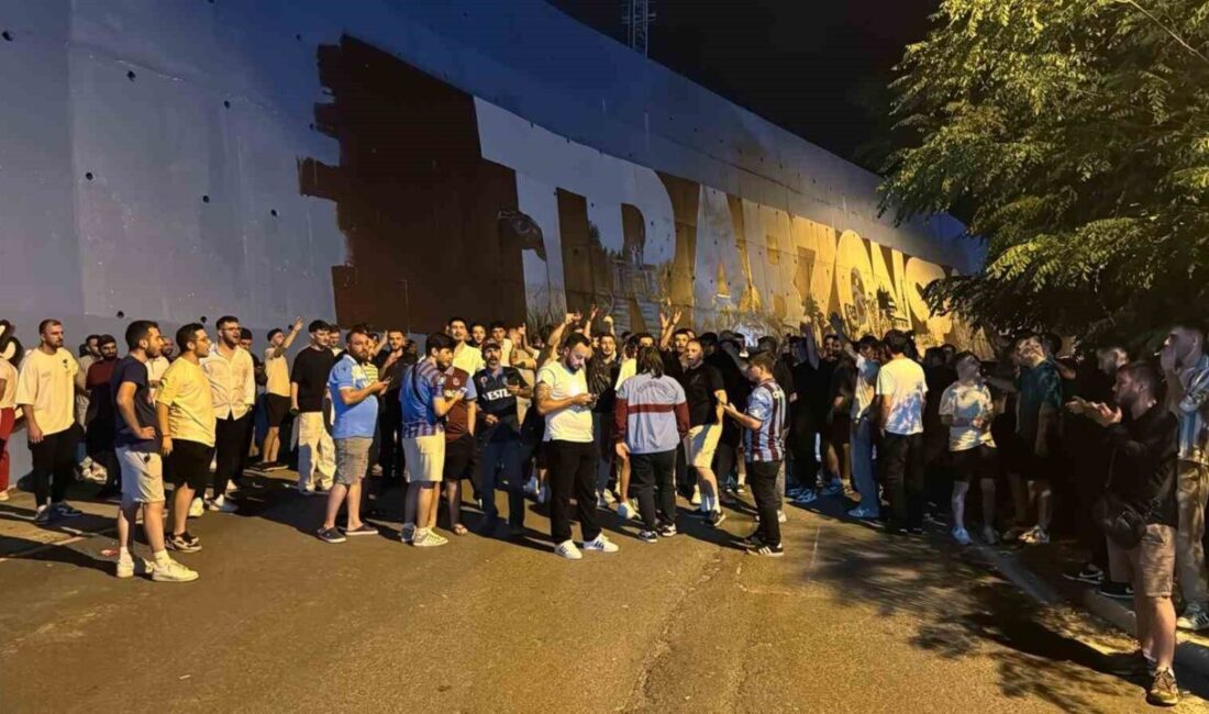 Trabzonspor taraftarları takım kaptanı Uğurcan Çakır’ın Galatasaray’a transfer iddialarını protesto