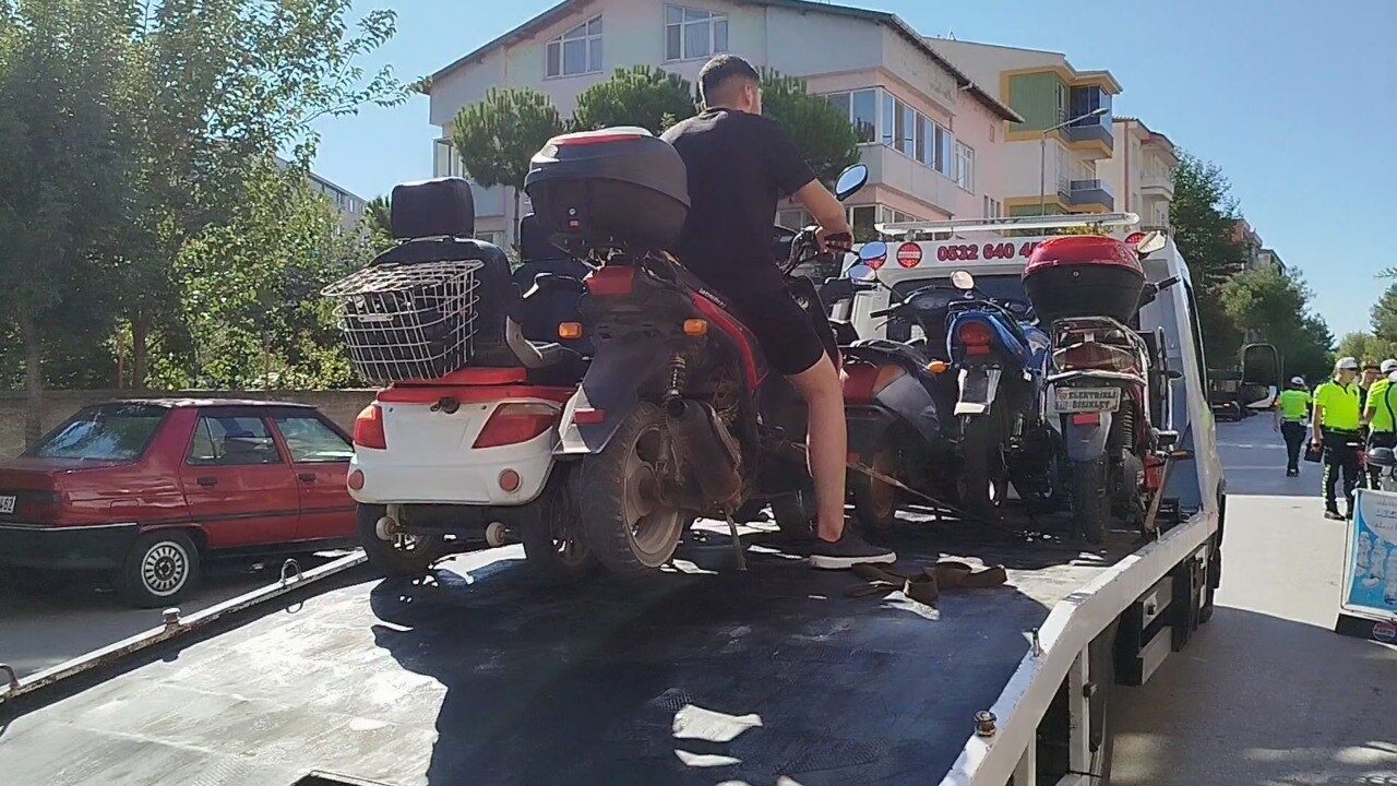 Çorum’un Osmancık ilçesinde polis ekipleri tarafından gerçekleştirilen denetimlerde 15 motosiklet