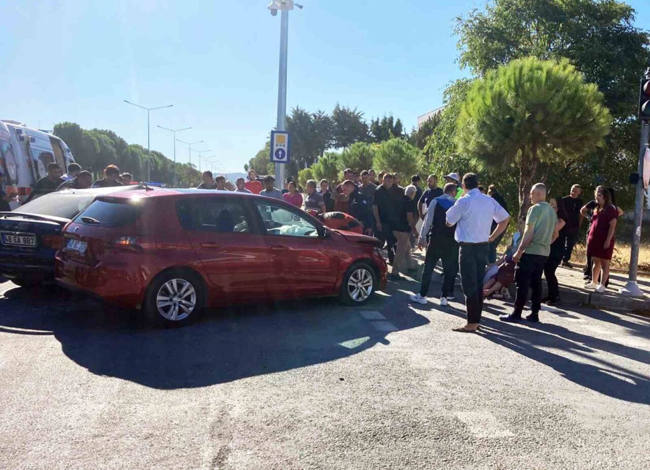 Muğla’nın Menteşe ilçesinde iki aracın karıştığı kazada yaşlı bir vatandaş