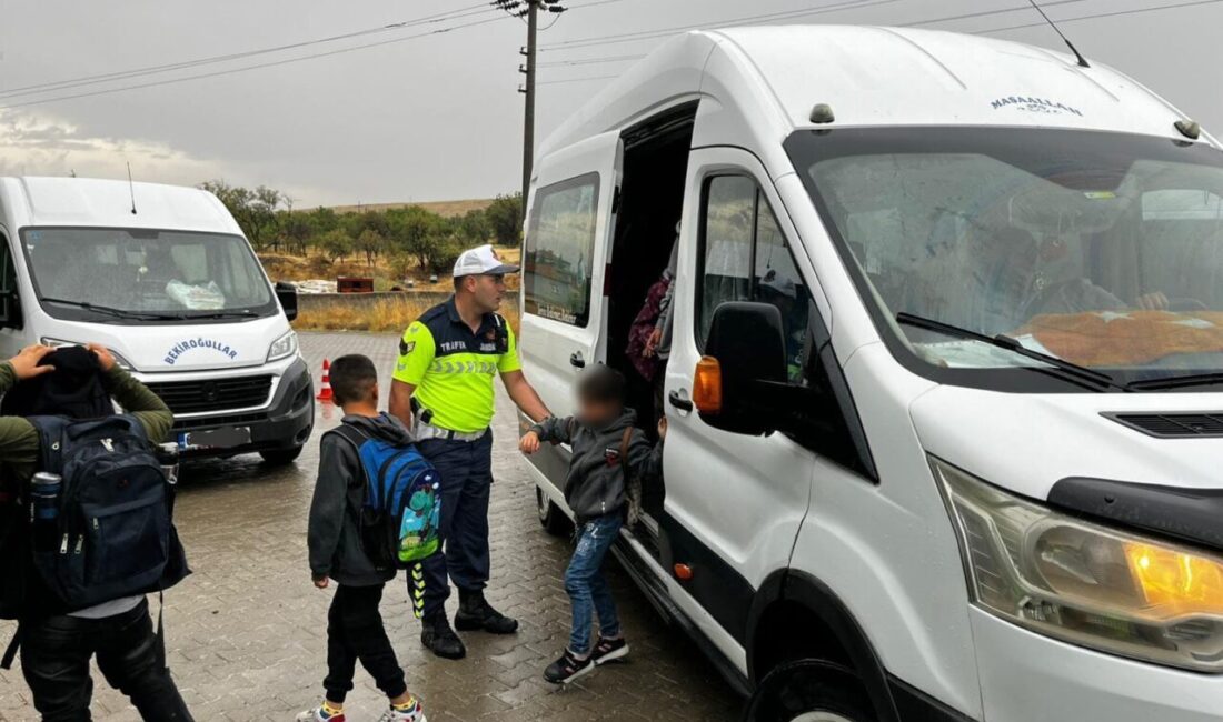 Aksaray’da eğitim-öğretim yılının başlamasıyla birlikte jandarma ekipleri de okul servislerine
