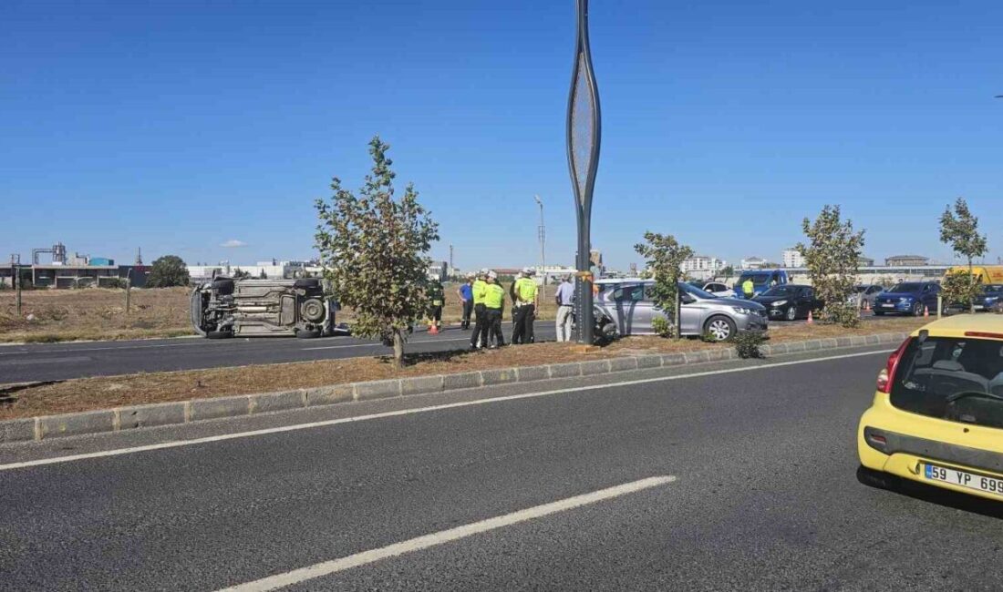 Tekirdağ’ın Çerkezköy ilçesinde hafif ticari aracın kırmızı ışıkta bekleyen otomobile