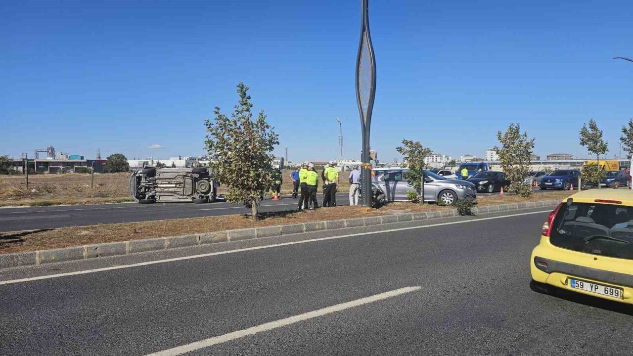 Tekirdağ’ın Çerkezköy ilçesinde hafif ticari aracın kırmızı ışıkta bekleyen otomobile