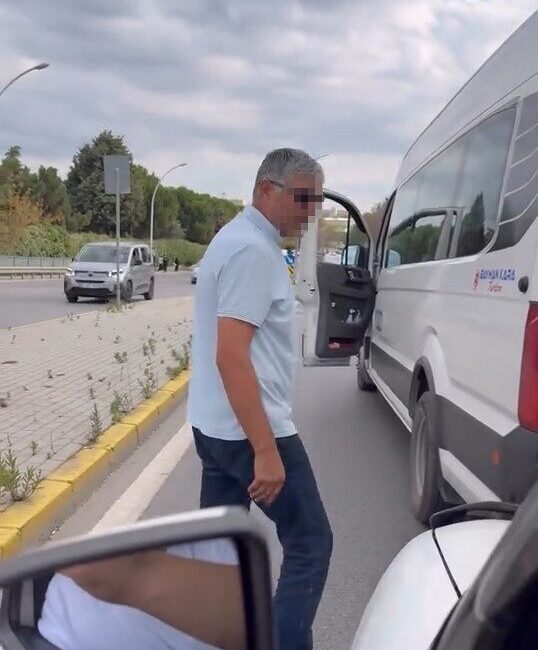 Kocaeli’nin Gebze ilçesinde trafikte tartıştığı sürücünün önünü kesip, “Barındırır mıyım