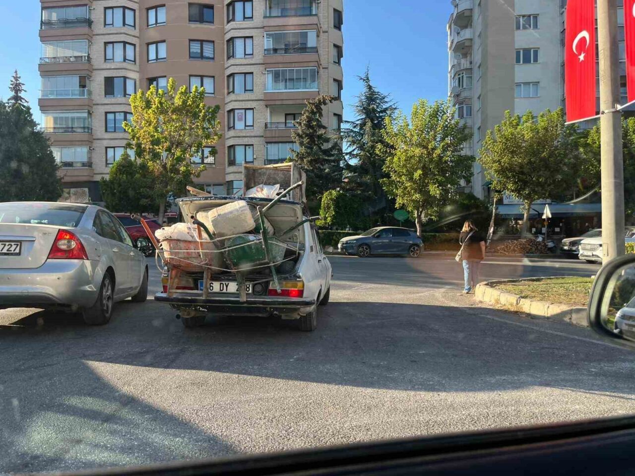 Eskişehir’de bir sürücü, otomobilinin açık bagajını dışarı çıkacak kadar inşaat