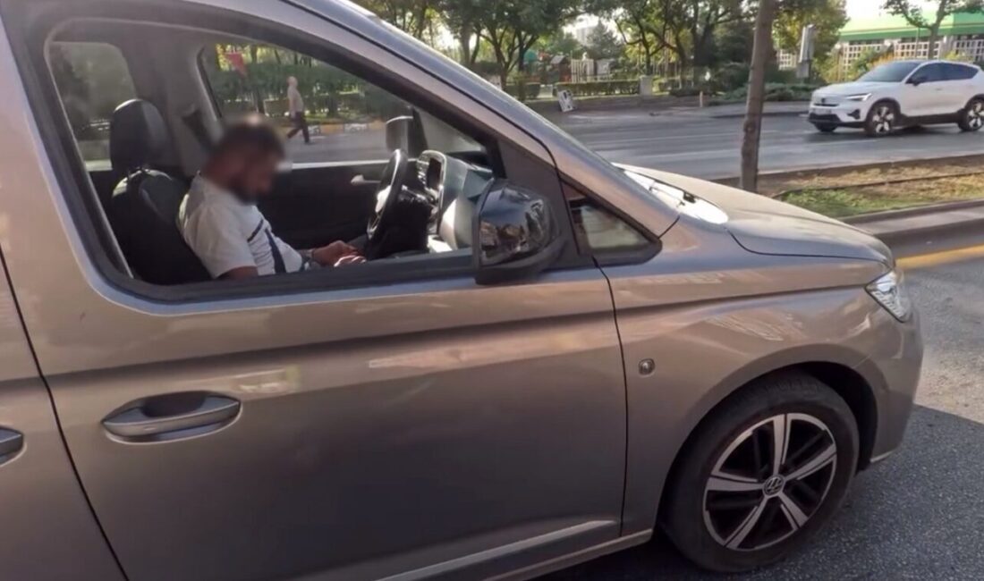 Ankara’da trafikte araç içinde uyuklayan sürücü bir motosiklet sürücüsünün araç