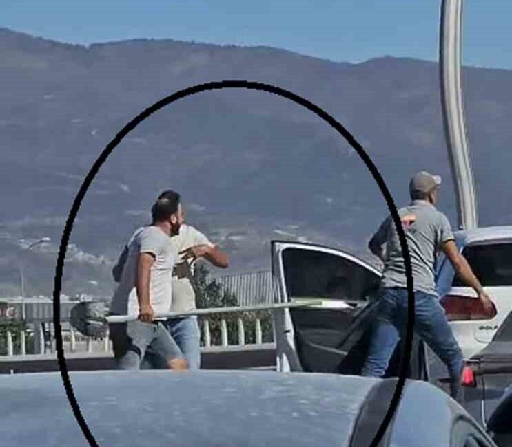 Hatay’da trafikte yaşanan kavgada aracın kasasında bulunan kürekle diğer araç