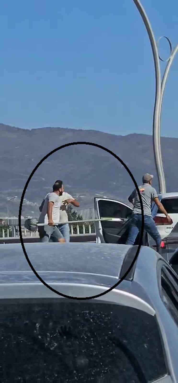Hatay’da trafikte yaşanan kavgada aracın kasasında bulunan kürekle diğer araç