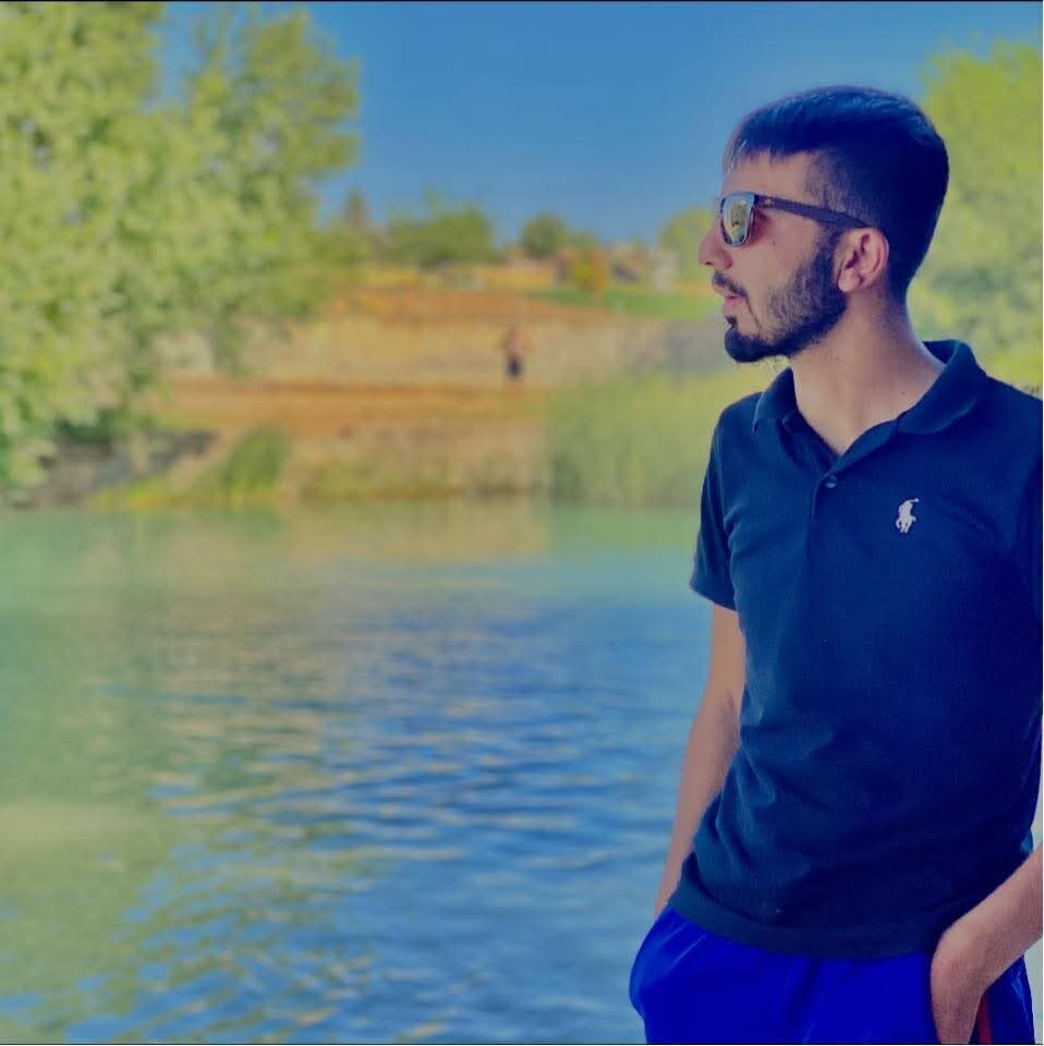 Şanlıurfa’nın Karaköprü ilçesinde traktöre çarpan motosikletin sürücüsü hayatını kaybetti. Edinilen