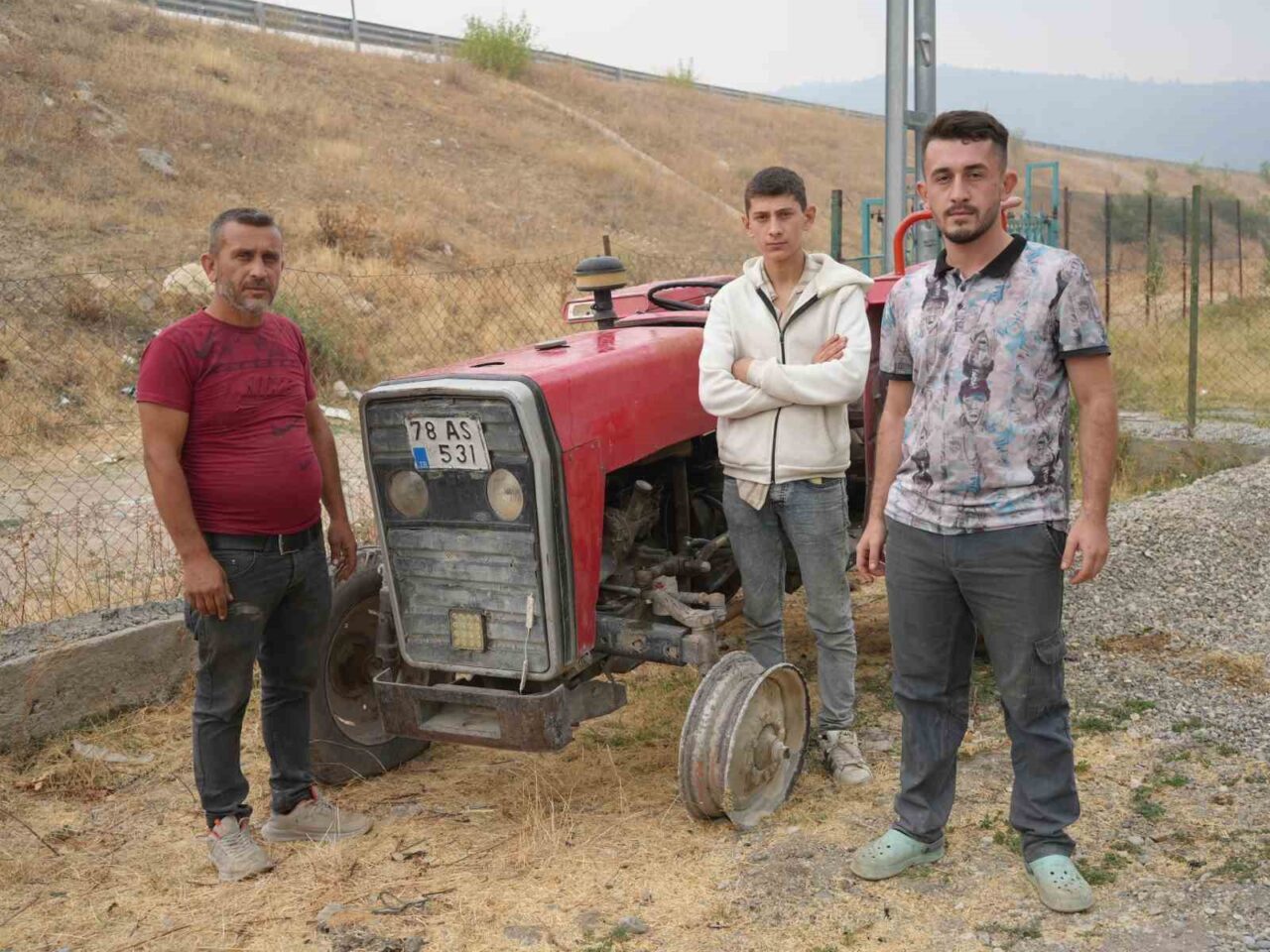 Kastamonu’nun Araç ilçesinde, orman ekiplerine tankerle su taşıyan gençler, traktörün