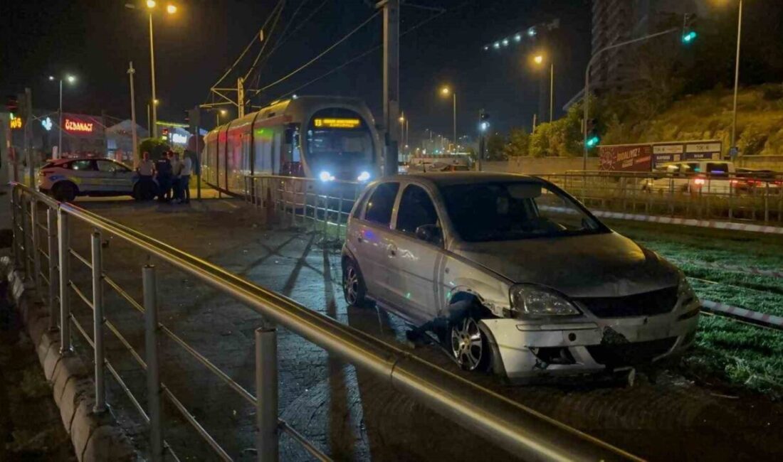 Kayseri’nin Kocasinan ilçesinde alkollü sürücü tramvay yoluna girdikten sonra olay