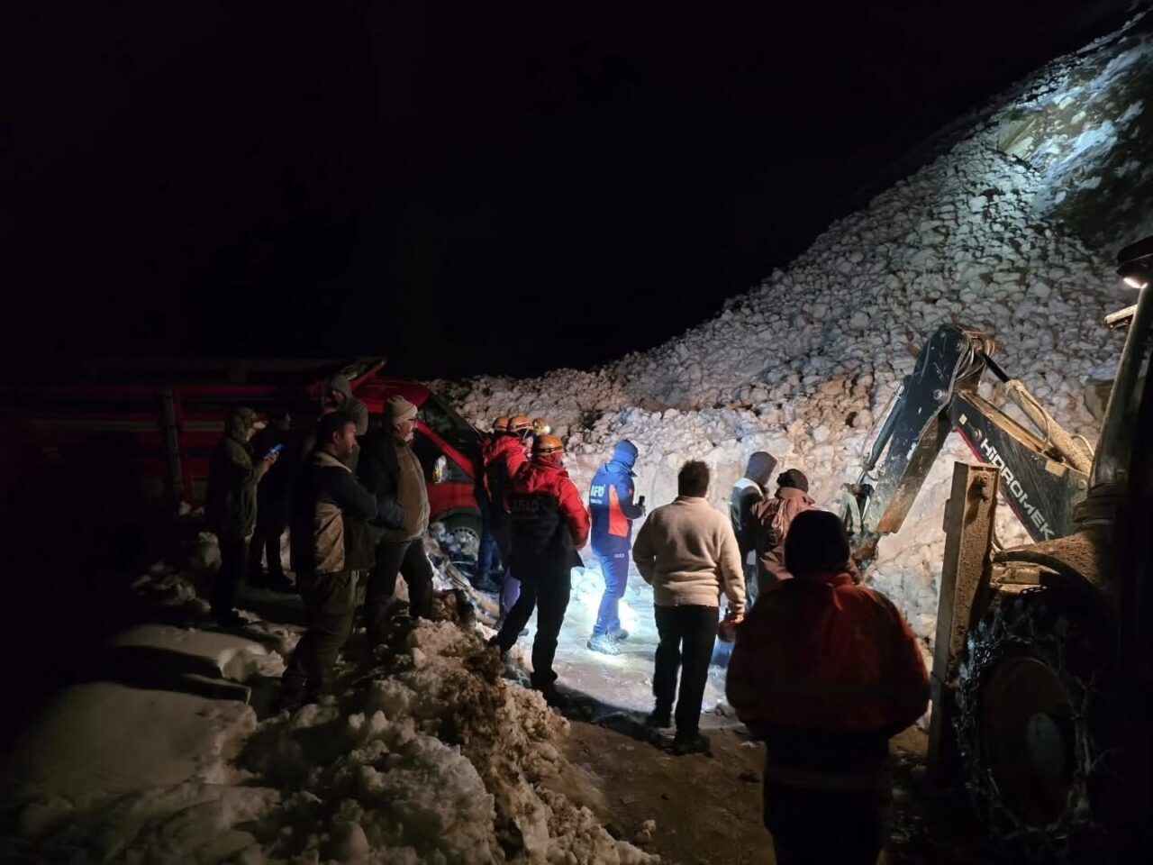 Rize’nin Çamlıhemşin ilçesine bağlı Trovit Yaylası yolunda yaşanan çığda araçları