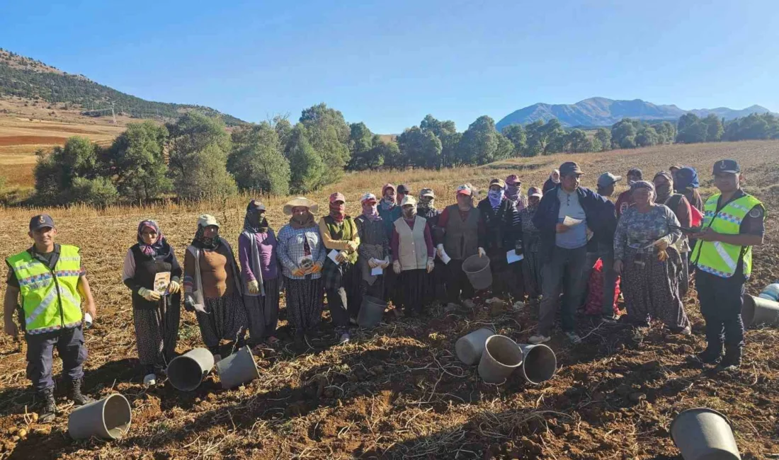 Adana’nın Tufanbeyli ilçesinde jandarma ekipleri, vatandaşlara yönelik bilgilendirme faaliyetlerini sürdürüyor.