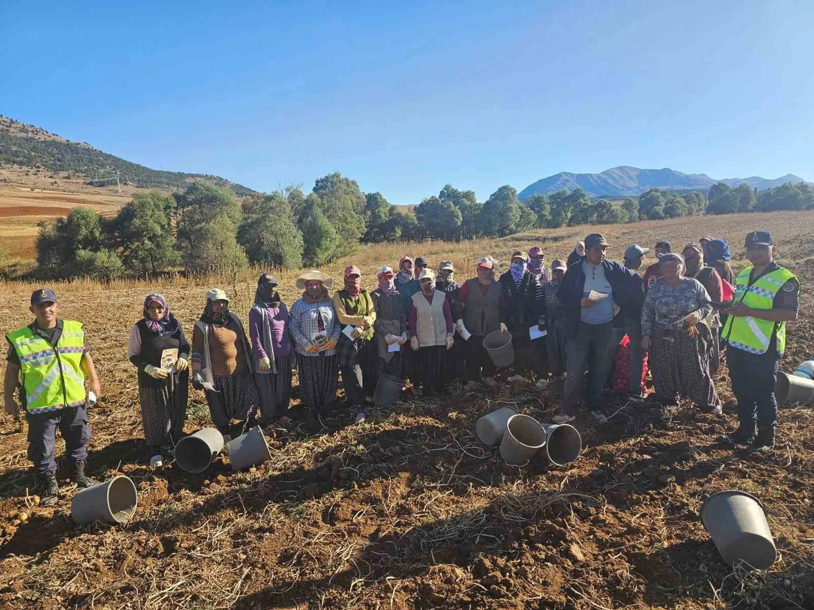 Adana’nın Tufanbeyli ilçesinde jandarma ekipleri, vatandaşlara yönelik bilgilendirme faaliyetlerini sürdürüyor.