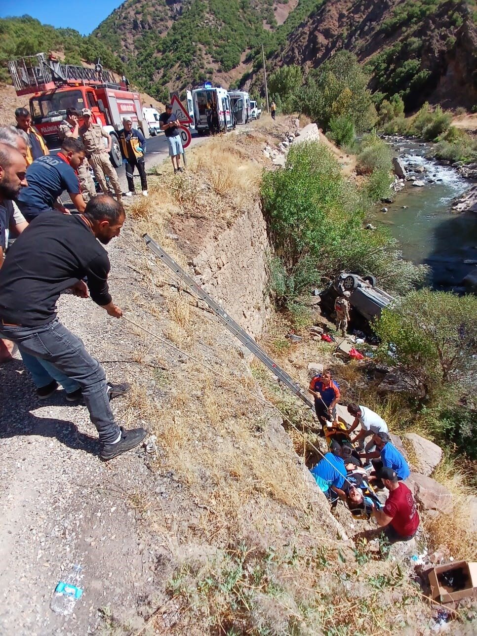 Tunceli’nin Pülümür ilçesinde, otomobilin uçuruma yuvarlanması sonucu meydana gelen kazada,