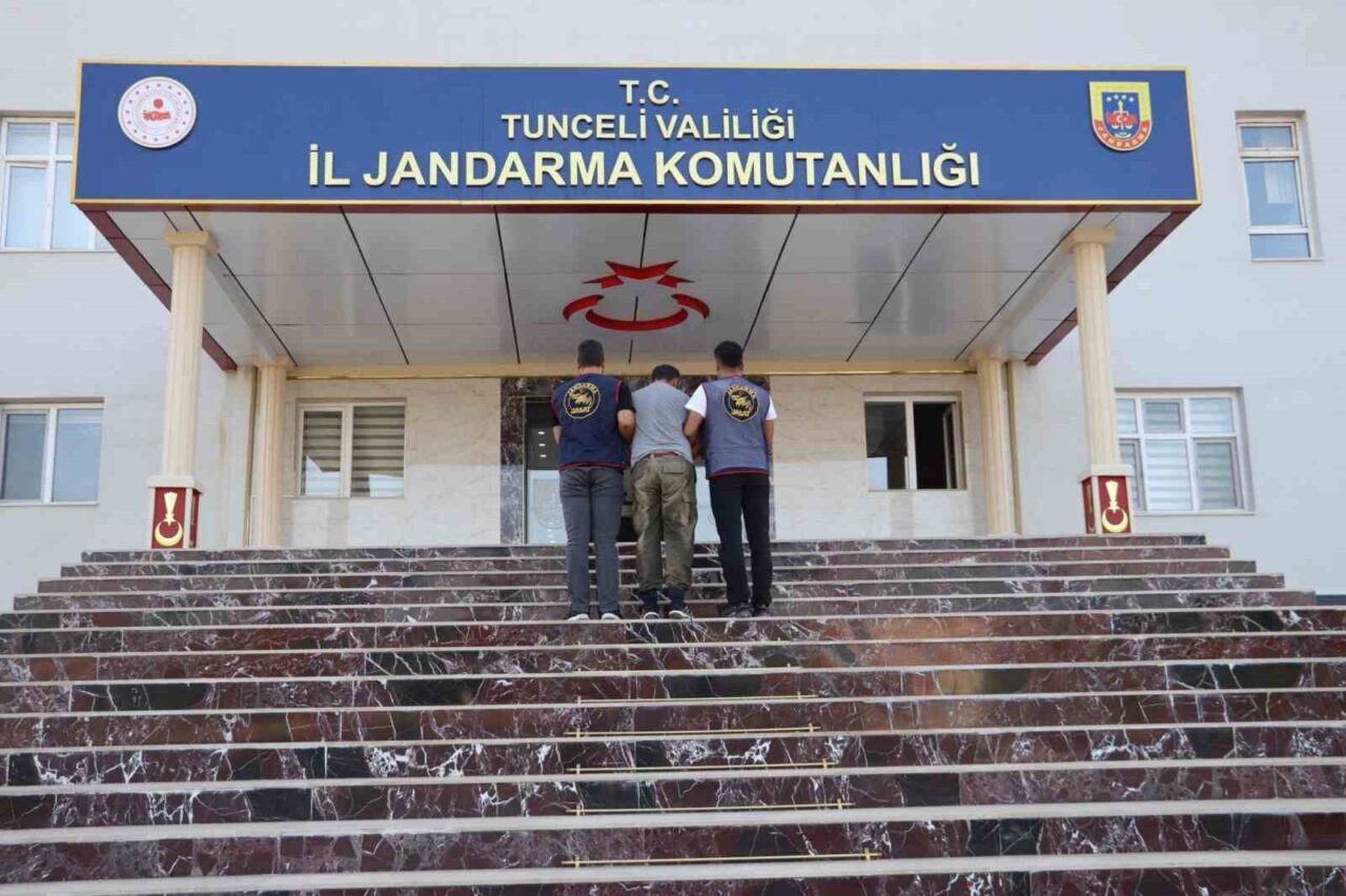 Tunceli jandarma ekipleri tarafından yapılan çalışmada, aranan 2 şüpheli yakalandı.