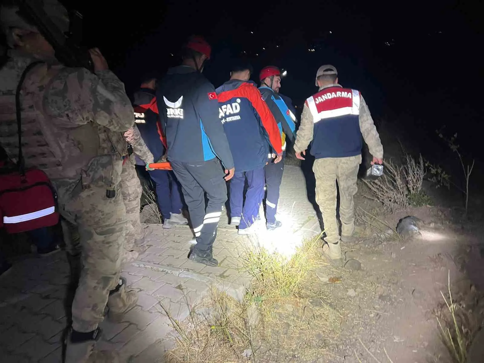 Tunceli’de kayalıklardan düşüp ayağını kıran kadın, AFAD, UMKE ve jandarma