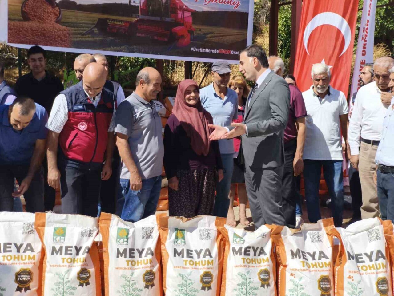 Tarım Arazilerinin Etkinleştirilmesi Projesi çerçevesinde, Tunceli’nin Çemişgezek ilçesinde çiftçilere kırmızı