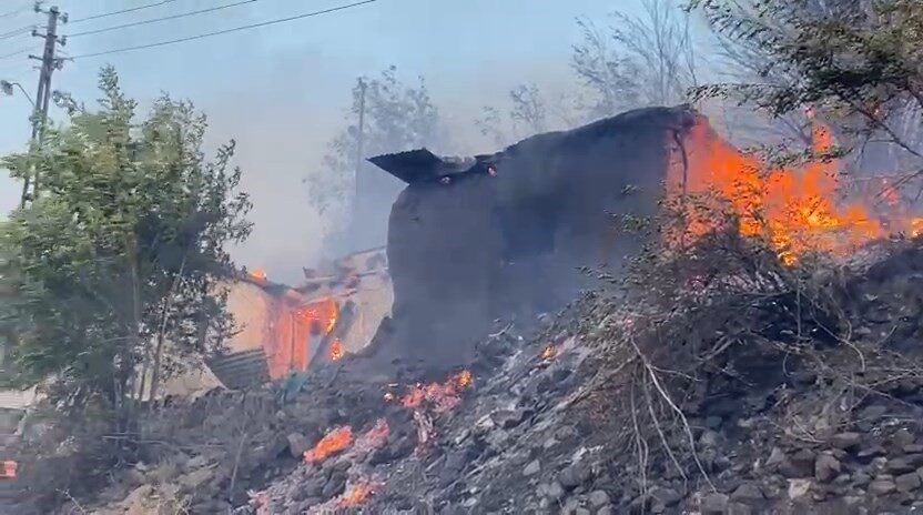 Tunceli’nin Mazgirt ilçesine bağlı Akpazar beldesinde çıkan yangın kısa sürede