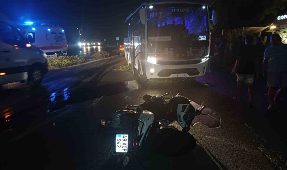 Muğla’nın Marmaris ilçesinde, tur otobüsü karşı şeride geçerek motosiklet ve