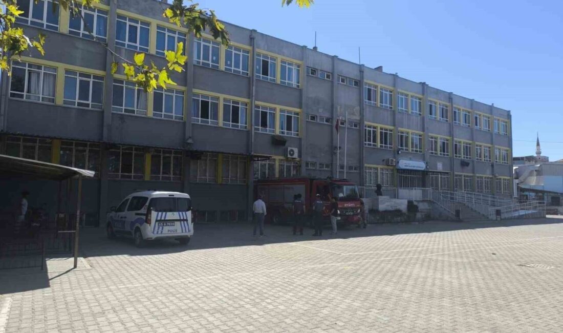 Manisa’nın Turgutlu ilçesinde bulunan bir ortaokulda, hafta sonu kursu sırasında