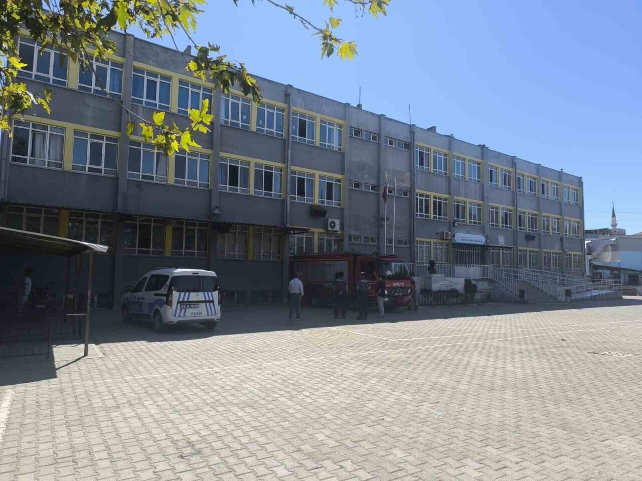 Manisa’nın Turgutlu ilçesinde bulunan bir ortaokulda, hafta sonu kursu sırasında