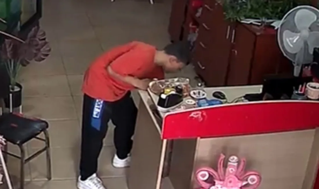 Manisa’nın Turgutlu ilçesinde bir çiçekçi dükkanında 11 yaşındaki çocuk, hırsızlık