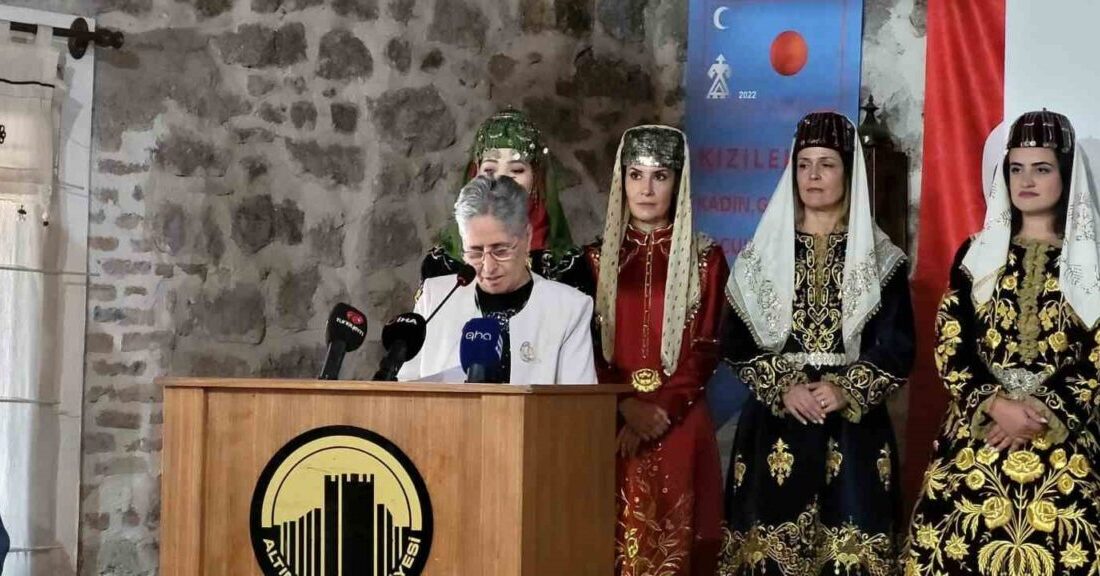 Kızılelma Kadın Gençlik ve Çocuk Derneği tarafından düzenlenen ödül töreninde