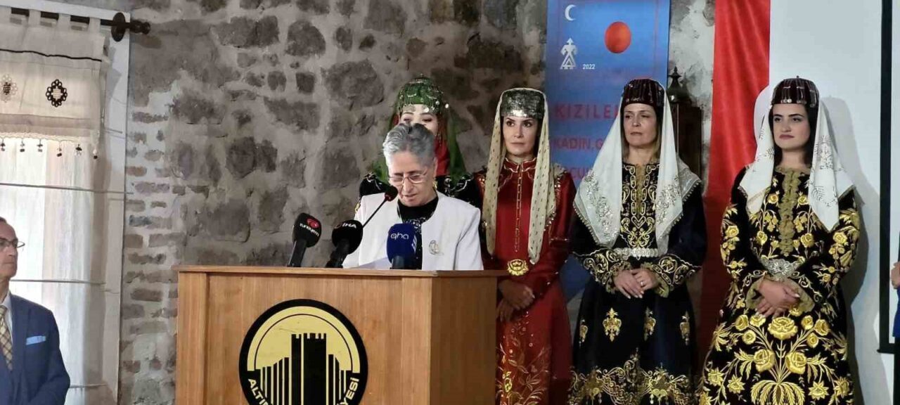 Kızılelma Kadın Gençlik ve Çocuk Derneği tarafından düzenlenen ödül töreninde