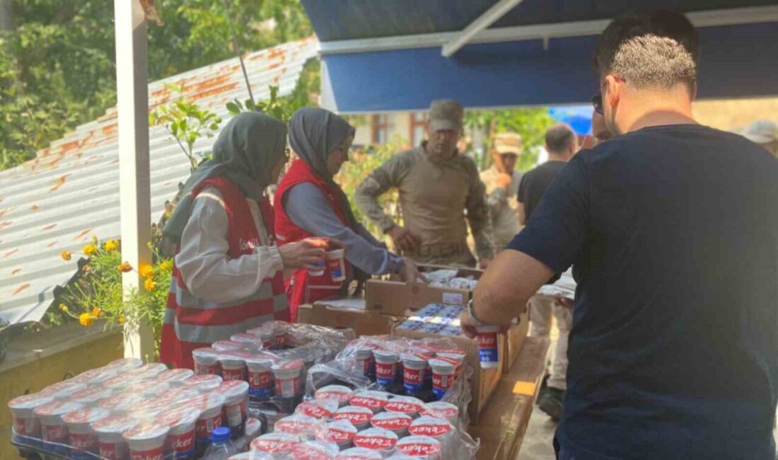 Ulus’taki yangın bölgesine gelen kızılay ekipleri, vatandaşlara su ve sıcak