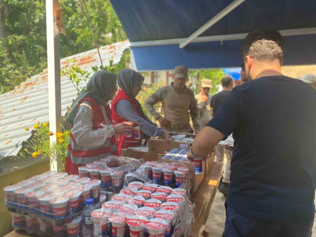 Ulus’taki yangın bölgesine gelen kızılay ekipleri, vatandaşlara su ve sıcak