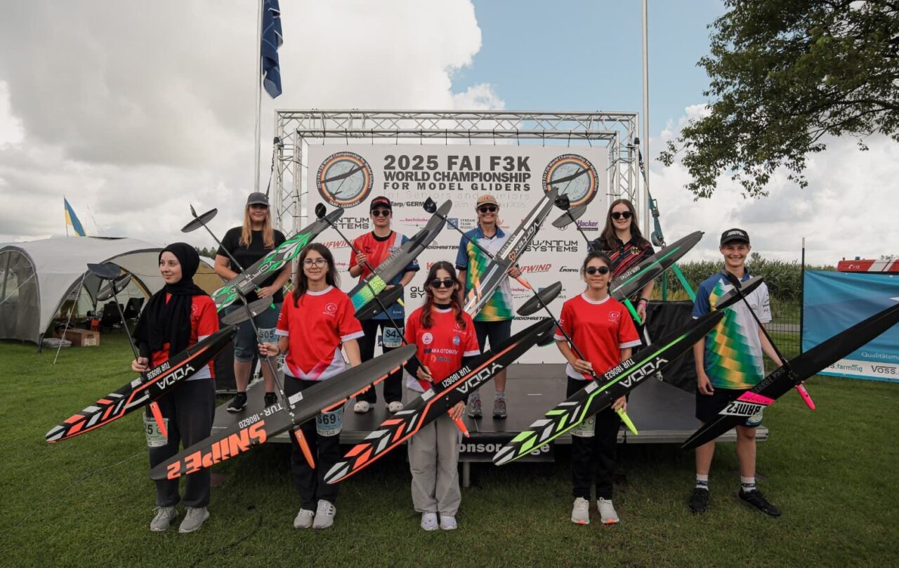 Uluslararası Havacılık Yarışması’nda Cansu Birgül dünya ikincisi ve Asude Sümeyye