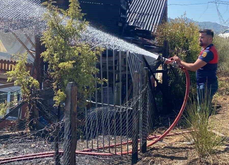 Sinop’un Türkeli ilçesinde çıkan anız yangını, yakınındaki eve sıçradı. Edinilen