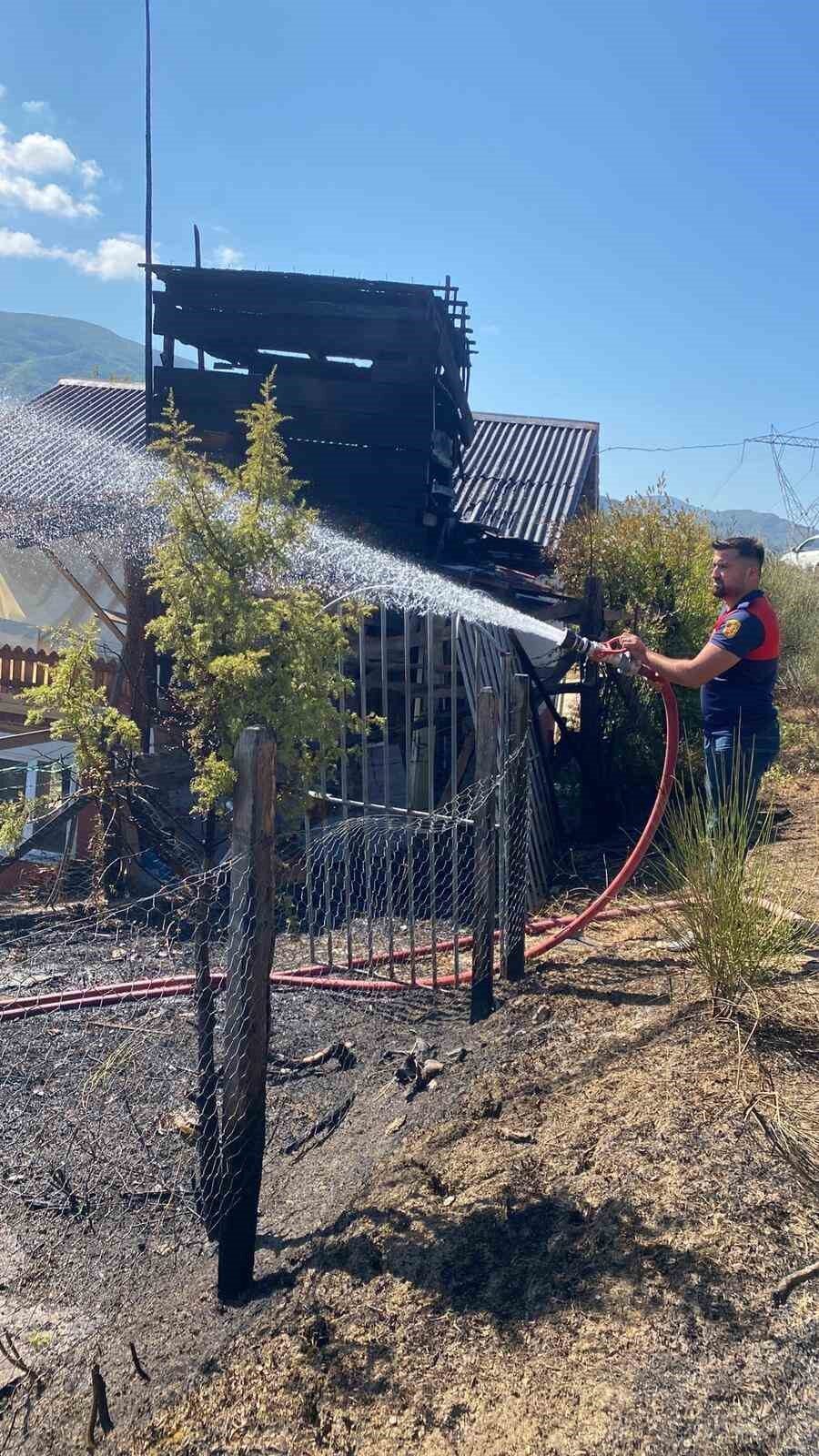 Sinop’un Türkeli ilçesinde çıkan anız yangını, yakınındaki eve sıçradı. Edinilen
