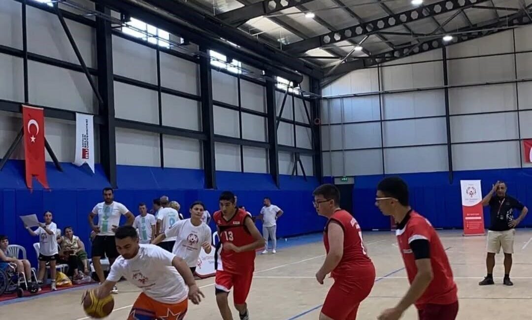 Antalya’da düzenlenen Özel Olimpiyatlar Türkiye Ulusal Basketbol Oyunları’nda Balıkesir’in Edremit