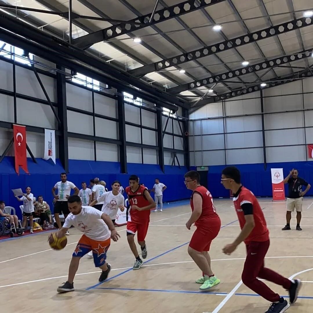 Antalya’da düzenlenen Özel Olimpiyatlar Türkiye Ulusal Basketbol Oyunları’nda Balıkesir’in Edremit