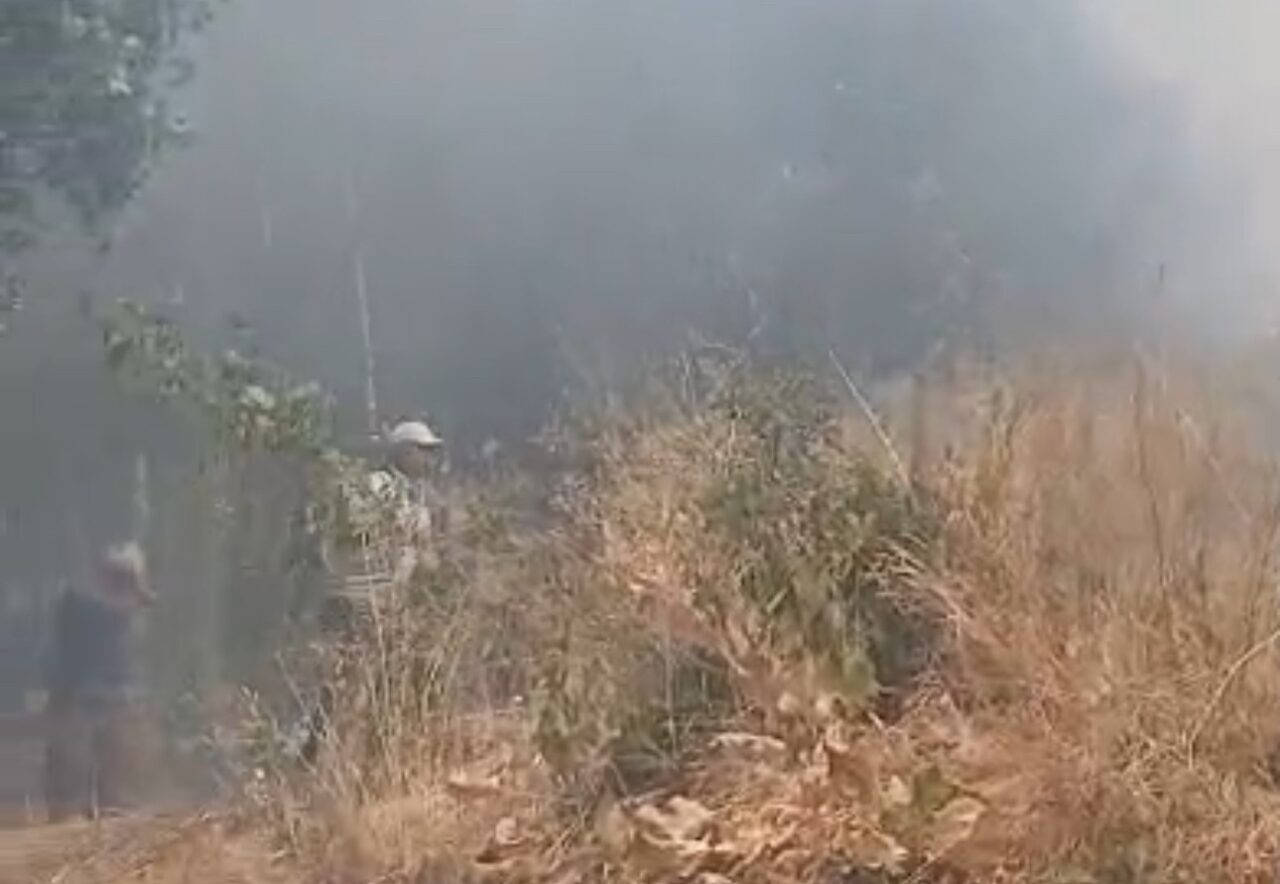 Hakkari’nin Yüksekova ilçesine bağlı Esendere beldesinde çıkan yangın korkuya neden